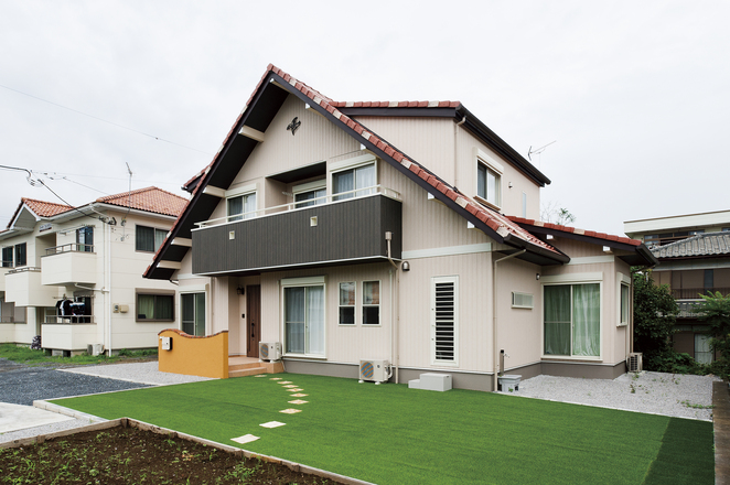 大きな三角屋根と、緑の庭が心地よい南欧風住宅